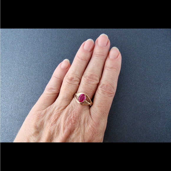 Elegant Gold and Ruby Ring sz 9.25 - Picture 8 of 10